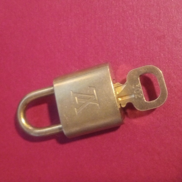 Louis Vuitton Lock and Key 302 - Picture 2 of 4
